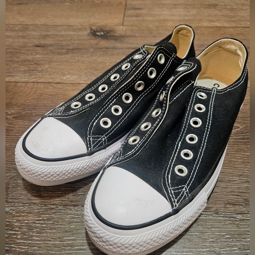 Laceless Converse - Picture 2 of 2